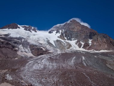 Dağ zirveleri. Dağ Manzarası. Bulutlardaki dağlar 