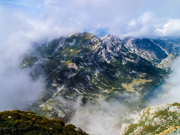 Szczyty Górskie Widok Góry Góry Chmurach — Zdjęcie stockowe