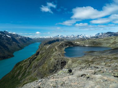 Dağ zirvesi. Dağ manzarası. Dağlarda ilkbahar. dağ nehri. Dağ vadisi. Dağlarda göl.