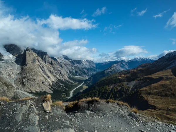 山地景观 夏天在山上 山区山谷 山中的湖 水面上的群山倒影 — 图库照片