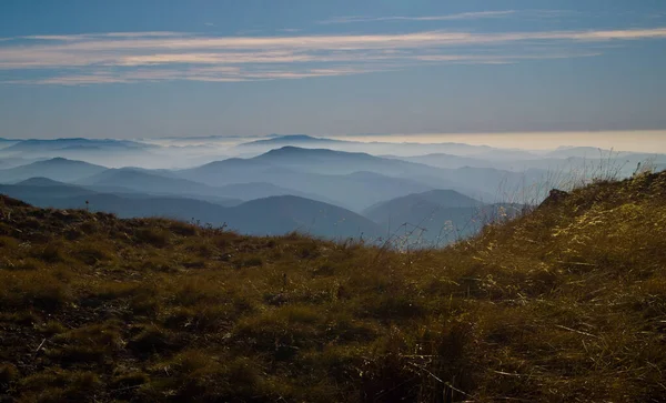 Dağlarda bir sabah. Sabah sisi