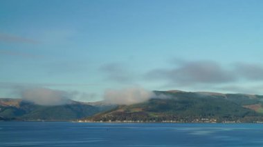 Tepeler ve Nehirle Dinamik Bulutlar Üzerinde.