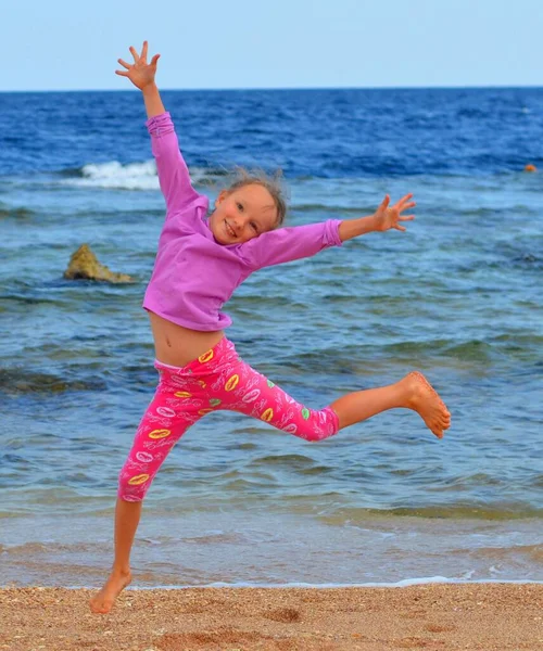 Little girl on the sea — Stock Photo, Image