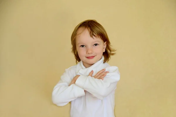 Uma menina em um casaco em um fundo neutro Little Girl in Autumn — Fotografia de Stock