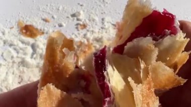 Kruvasan molası. Beyaz arkaplanda yırtık var.