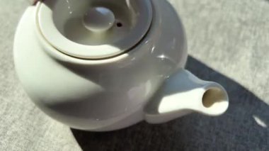 Beyaz çaydanlık kendi ekseni etrafında döner