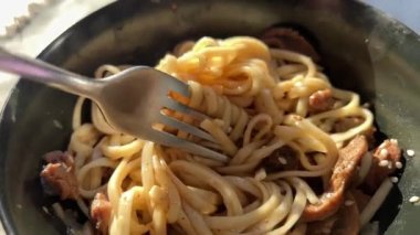 Sıcak Fon, deniz ürünleri sebzeleri ve et ile yakın plan siyah bir tabakta seçildi.