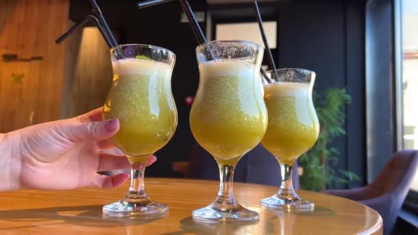 Mint-fructe smoothie verde deschis în trei pahare de sticlă — Videoclip de stoc
