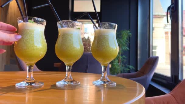 Batido de menta y fruta verde claro en tres vasos de vidrio — Vídeos de Stock