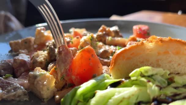 Ensalada de hígado de res caliente con salsa de tomate — Vídeos de Stock