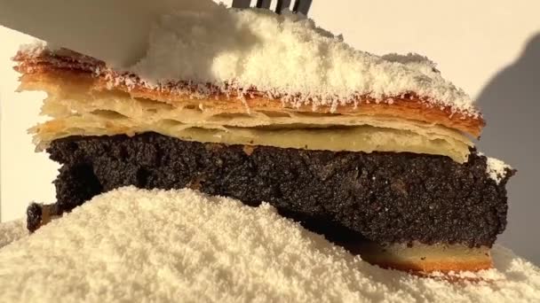 양귀비씨와 말린 코코넛 밀크를 넣은 파이에 천연 꿀을 뿌려 맛있는 디저트에 넣는다. — 비디오