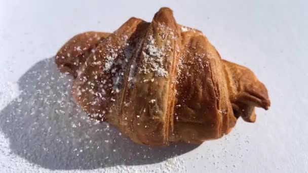 Croissant break lámání trhání zblízka na bílém pozadí — Stock video