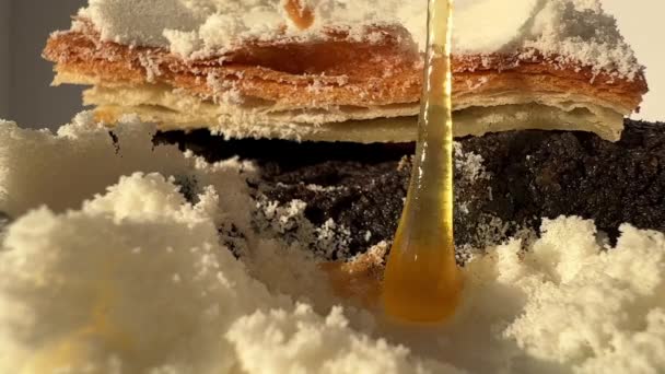 Torta com sementes de papoila e leite de coco seco é regada com mel natural, que drena sobre deliciosa sobremesa.. — Vídeo de Stock