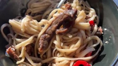 Sıcak Fon, deniz ürünleri sebzeleri ve et ile yakın plan siyah bir tabakta seçildi.