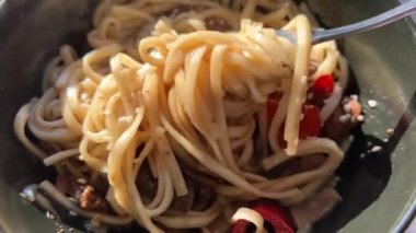 Sıcak Fon, deniz ürünleri sebzeleri ve et ile yakın plan siyah bir tabakta seçildi.