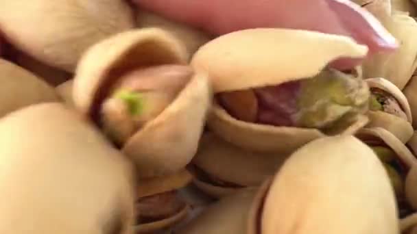 Muchos pistachos caen lentamente en una pila — Vídeos de Stock