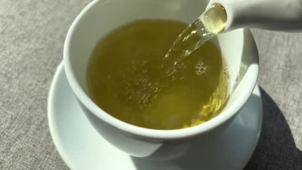 Thé à la menthe est versé dans une tasse blanche — Video