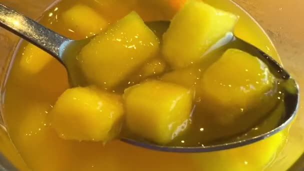 Tè al mango e fette di arancia nel tè caldo — Video Stock