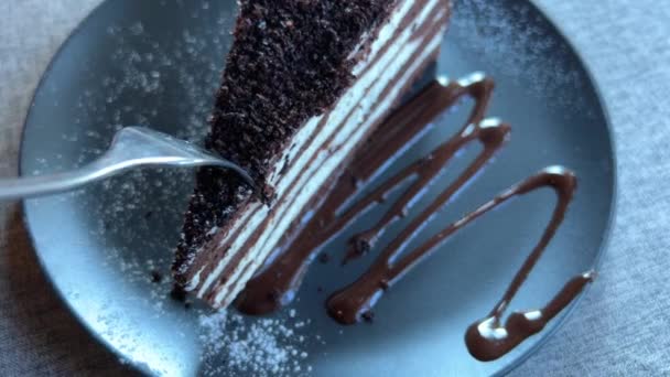 Torta al cioccolato spartacus torta al miele e panna bianca su un piatto che giro con la mano — Video Stock