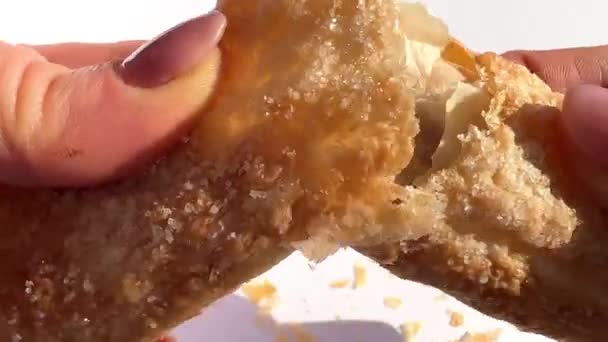Croissant break quebra rasgando close-up no fundo branco — Vídeo de Stock