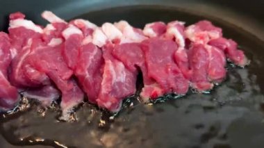 Asya mutfağı, Vietnam usulü sıcak salata sosu. Kızarmış kereviz, pırasa, domuz eti ve kişniş. Tüm bu kesikler çok lezzetli.