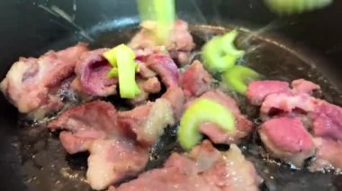 Asya mutfağı, Vietnam usulü sıcak salata sosu. Kızarmış kereviz, pırasa, domuz eti ve kişniş. Tüm bu kesikler çok lezzetli.