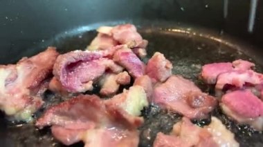 Asya mutfağı, Vietnam usulü sıcak salata sosu. Kızarmış kereviz, pırasa, domuz eti ve kişniş. Tüm bu kesikler çok lezzetli.