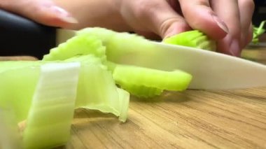 Asya mutfağı, Vietnam usulü sıcak salata sosu. Kızarmış kereviz, pırasa, domuz eti ve kişniş. Tüm bu kesikler çok lezzetli.