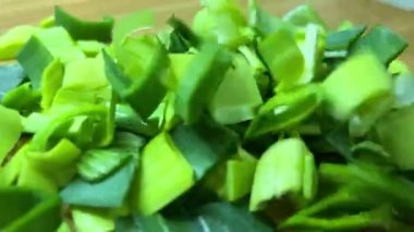 Asya mutfağı, Vietnam usulü sıcak salata sosu. Kızarmış kereviz, pırasa, domuz eti ve kişniş. Tüm bu kesikler çok lezzetli.