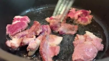 Asya mutfağı, Vietnam usulü sıcak salata sosu. Kızarmış kereviz, pırasa, domuz eti ve kişniş. Tüm bu kesikler çok lezzetli.