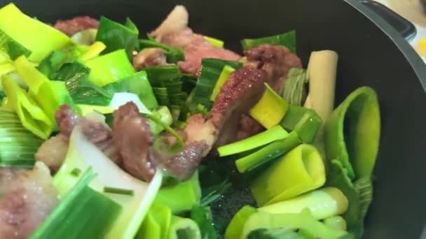 Asya mutfağı, Vietnam usulü sıcak salata sosu. Kızarmış kereviz, pırasa, domuz eti ve kişniş. Tüm bu kesikler çok lezzetli. — Stok video