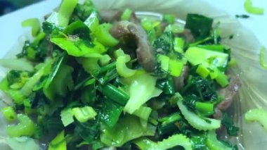 Asya mutfağı, Vietnam usulü sıcak salata sosu. Kızarmış kereviz, pırasa, domuz eti ve kişniş. Tüm bu kesikler çok lezzetli.