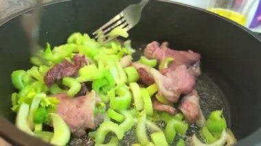 Asya mutfağı, Vietnam usulü sıcak salata sosu. Kızarmış kereviz, pırasa, domuz eti ve kişniş. Tüm bu kesikler çok lezzetli.