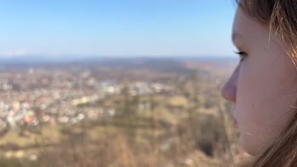 Pas de guerre jeune fille ukrainienne dans un chemisier brodé sur les ruines d'un vieux château triste et regarde tout autour — Video