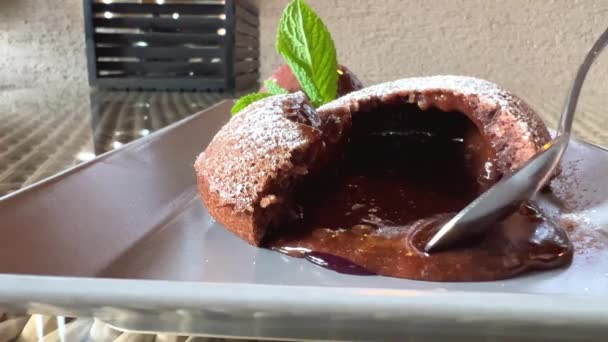 Fondant met warme chocolademelk en munt naast koud bruin ijs smakelijk en heerlijk dessert — Stockvideo