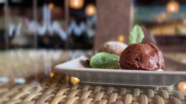 Helado de chocolate con menta flaskme en el restaurante Hay espacio libre — Vídeo de stock