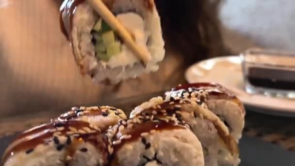 Establecer filadelfia de sushi con lossos atún y anguila en un tablero de madera en el restaurante comer con palillos es muy sabroso y agradable — Vídeo de stock