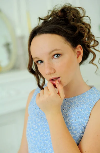 Menina em vestido azul em estúdio close-up ela é de cabelos castanhos e de pele branca — Fotografia de Stock