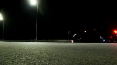 Siyah araba gece toz bulutları etrafında sürüklenir. Şık jaguar hızlı döner.