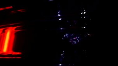 Siyah araba gece toz bulutları etrafında sürüklenir. Şık jaguar hızlı döner.