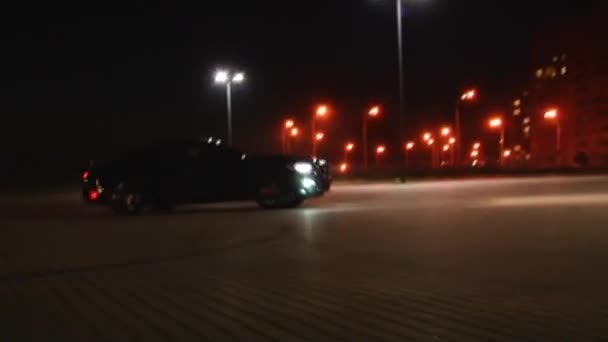 Auto nera deriva di notte nuvole di polvere intorno giaguaro chic a giri di velocità — Video Stock