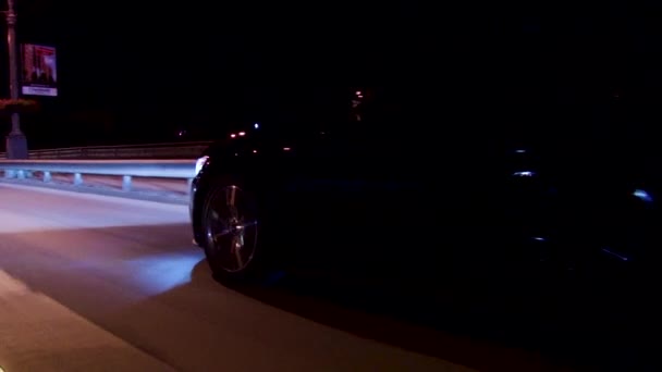 コース沿いにはゴージャスジャガーが並びヘッドライトのディテールがブラックに輝き — ストック動画