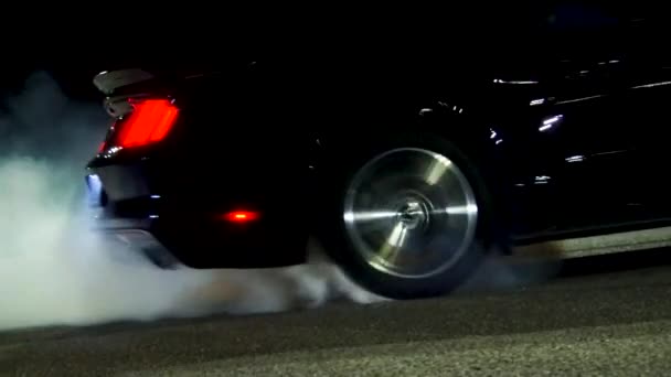 Carro preto deriva em nuvens noturnas de poeira em torno da onça-pintada chique em voltas de velocidade — Vídeo de Stock