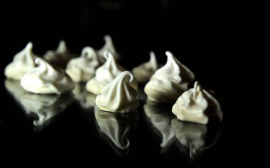 Hafif ve havadar beze, karanlık bir yemek odasına yansıyan cam bir masaya uzanıyor.