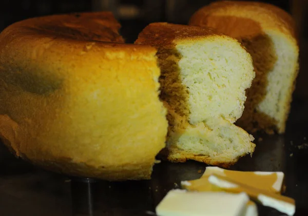 Pão repousa sobre a farinha de mesa e ovos para cozinhar também ao lado da mesa de vidro contra o fundo do papel de parede escuro — Fotografia de Stock