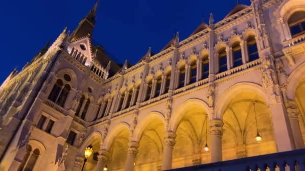 Hongaars parlementsgebouw in Boedapest 's nachts fotografie van felgele verlichte muren en donkerblauwe lucht bij de Donau 03.04.22 Boedapest, Hongarije — Stockvideo