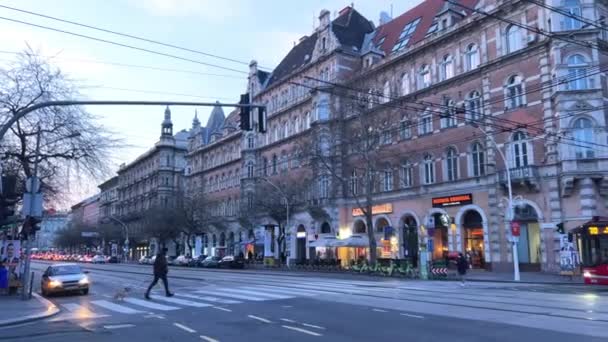 Belle strade ed edifici Architettura gotica e trasporti nella capitale ungherese 03.04.22 Budapest Ungheria — Video Stock