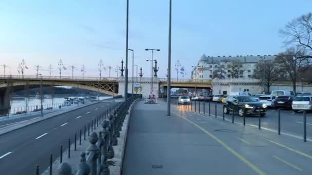 匈牙利首都布达佩斯美丽的街道和建筑物哥特式建筑和交通 — 图库视频影像