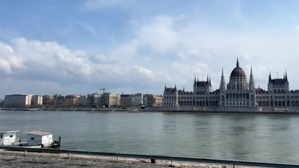 Dunaj řeka s lodí ve večerních hodinách létá hodně vrán a holubů na dálkovém mostě ve večerních hodinách velmi krásné vše v modré 03.04.22 Dunaj Maďarsko — Stock video