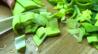 Adım adım Asya mutfağının Vietnam usulü sıcak salata sosu kereviz, pırasa, domuz eti ve kişniş dilimleme çok lezzetlidir.